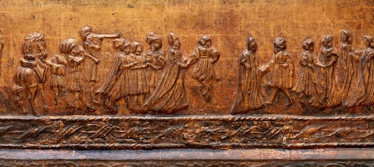 Cropped frontal detail of figures in the cassone’s procession, showing the raised, gilded and painted surface.