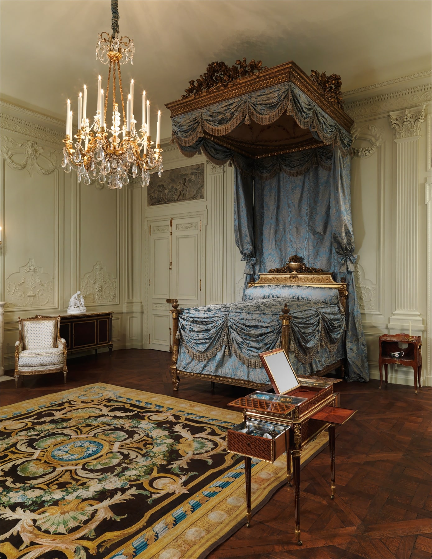 Wider museum installation of Jacob’s bed, showing the canopy in relation to the surrounding room; most hangings are modern.